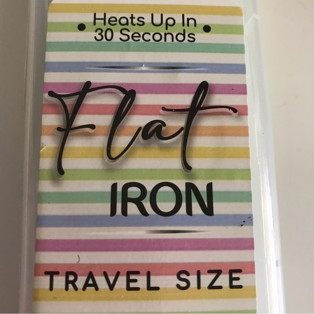Travel Flat Iron Mini Corded in Case Heats In 30 Secs Momentum Brands - NIB - Picture 6 of 11